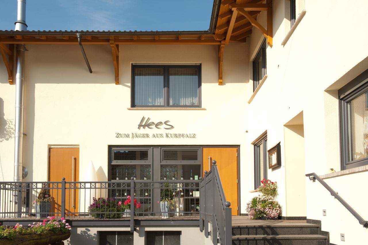Weingut Hees - Landgasthof Zum Jaeger Aus Kurpfalz Auen ภายนอก รูปภาพ